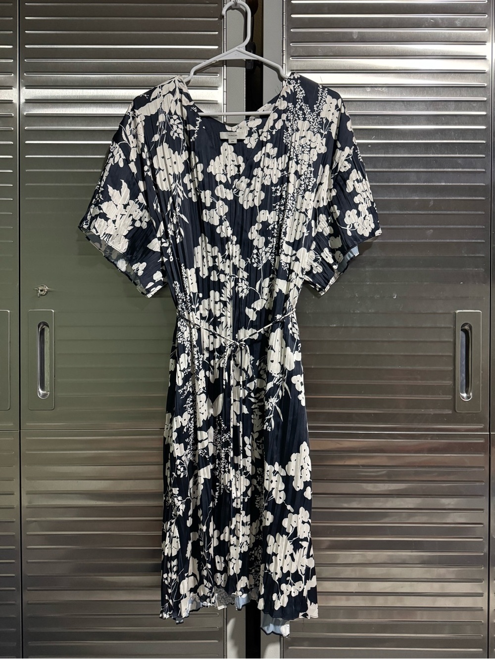 New Vince Pleated V-Neck Floral Midi Dress Size Medium Navy Cream White